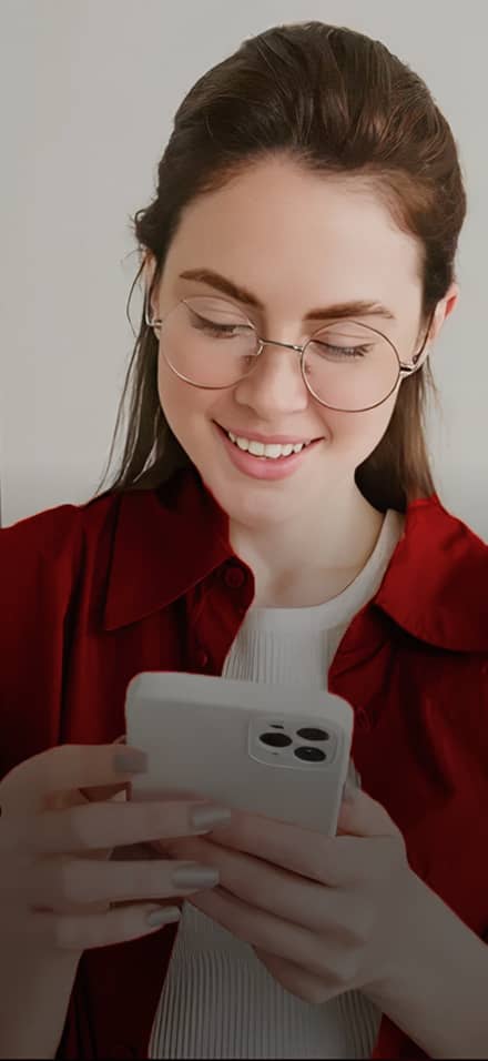 Pessoa usando aplicativo de eSIM no celular